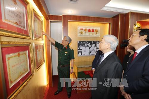 Tổng Bí thư Nguyễn Phú Trọng thắp hương tưởng niệm Đại tướng Nguyễn Chí Thanh 